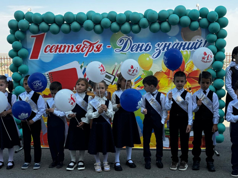 ТОРЖЕСТВЕННАЯ ЛИНЕЙКА, ПОСВЯЩЁННАЯ ДНЮ ЗНАНИЙ.